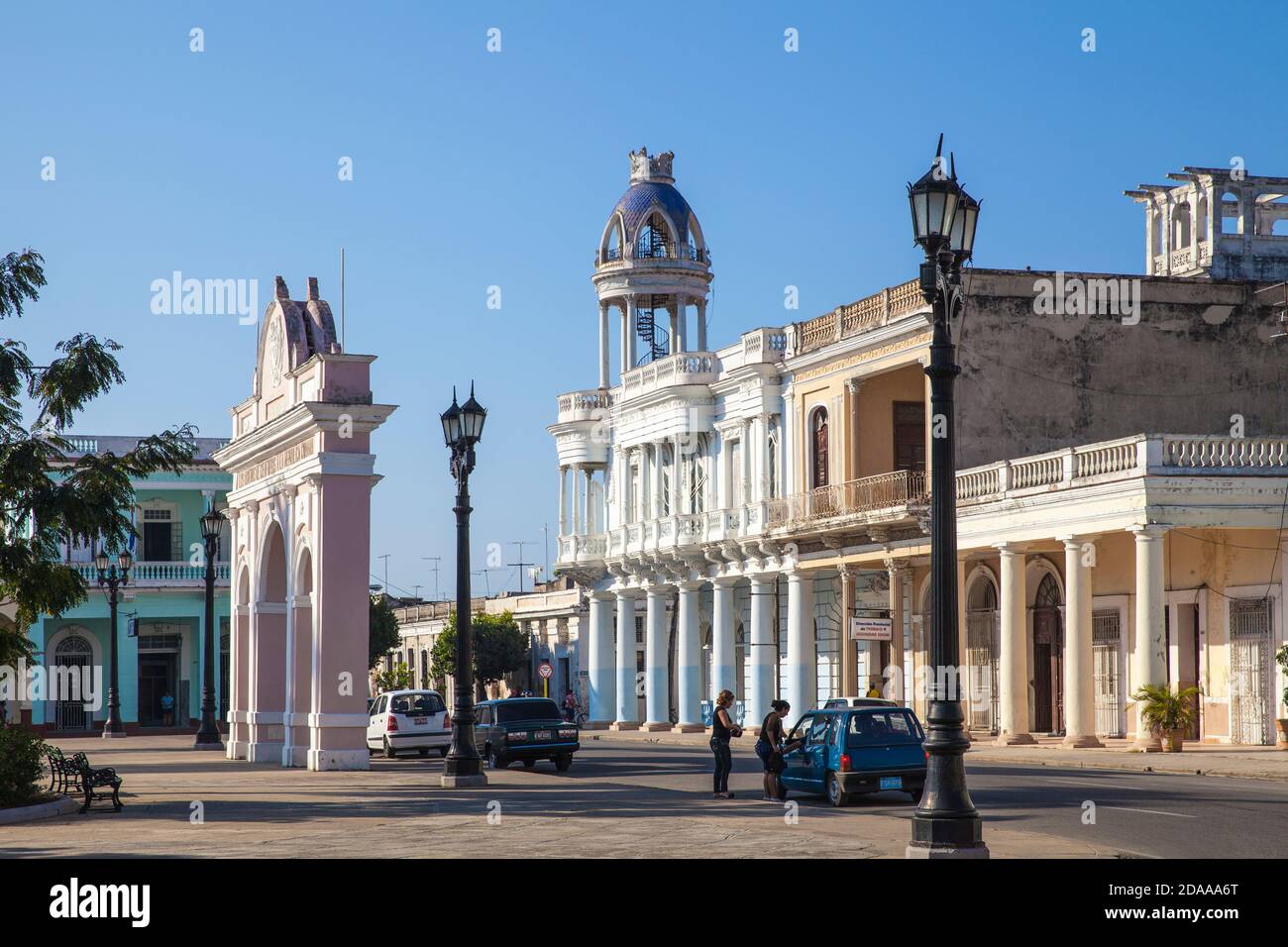 Cuba, Cienfuegos, Arch of Truimph and Casa de la Cultura Benjamin Duarte - former Palacio de Ferrer (1918) Stock Photo