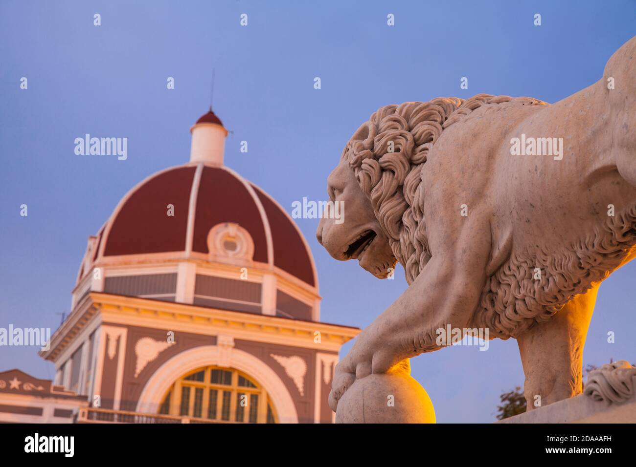Cuba, Cienfuegos, Parque Martí , Stone lion infront of Palacio de Gobierno - now the City Hall Stock Photo