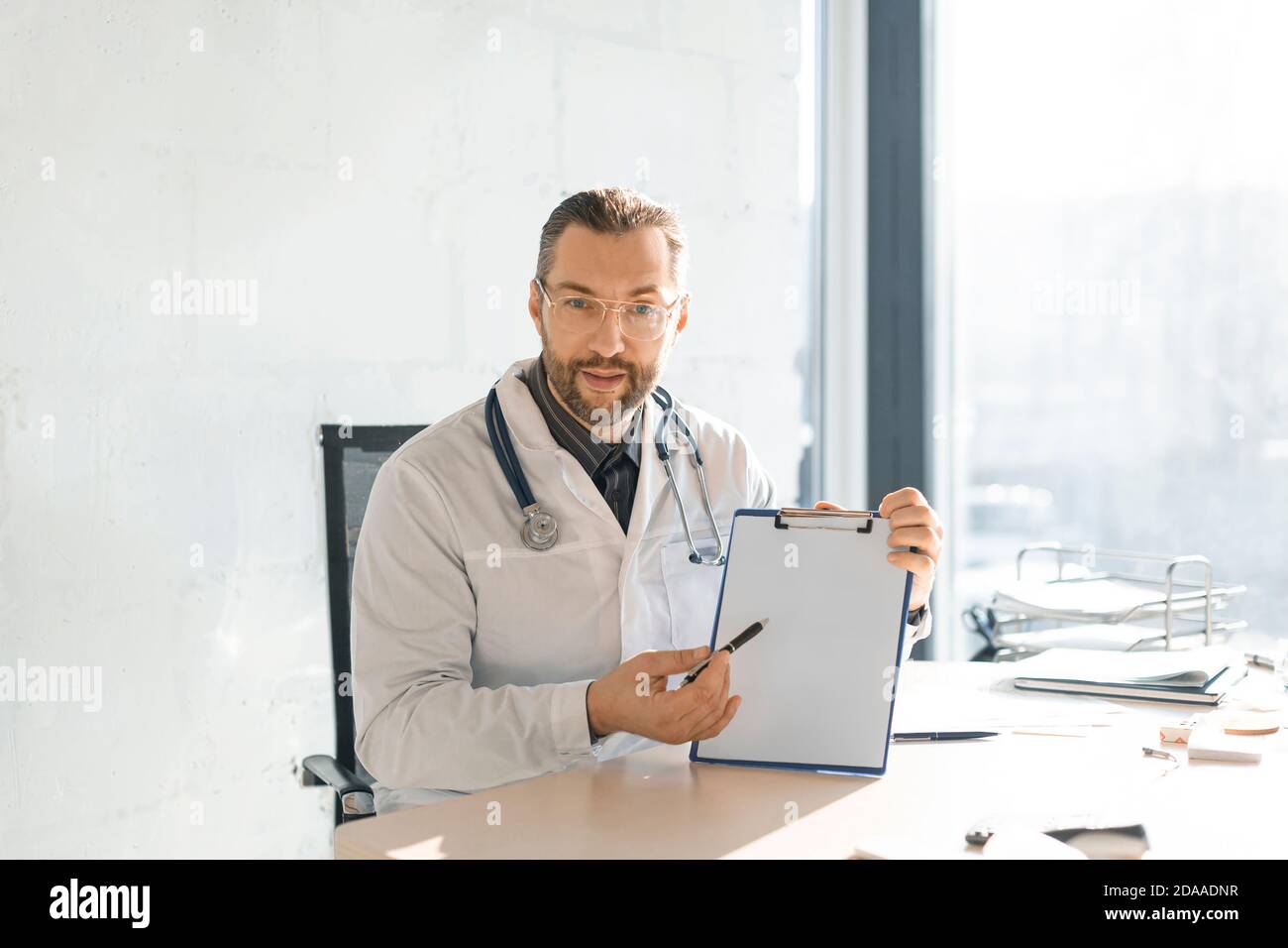 Medical doctor explains to the patient the features of his diagnosis ...