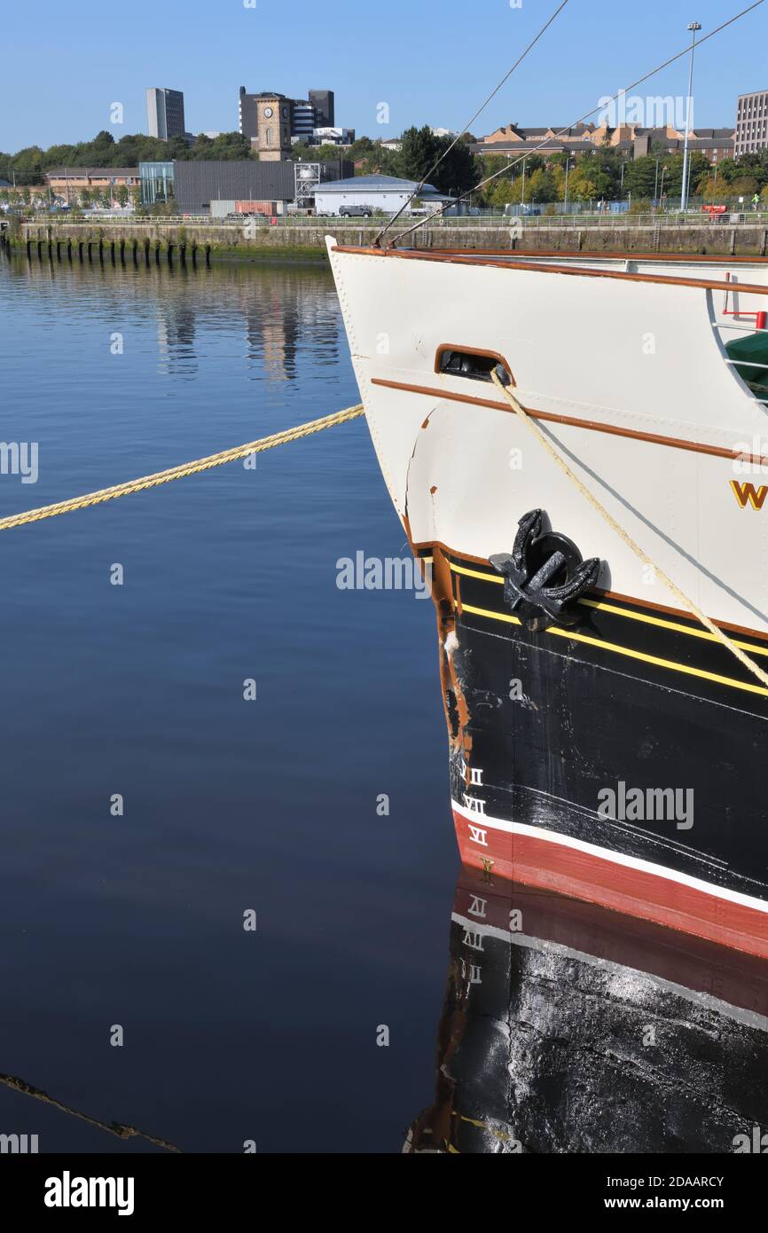 Damage sustained to the bow of iconic PS Waverley after striking Brodick Pier on Arran, Scotland, UK, Europe Stock Photo