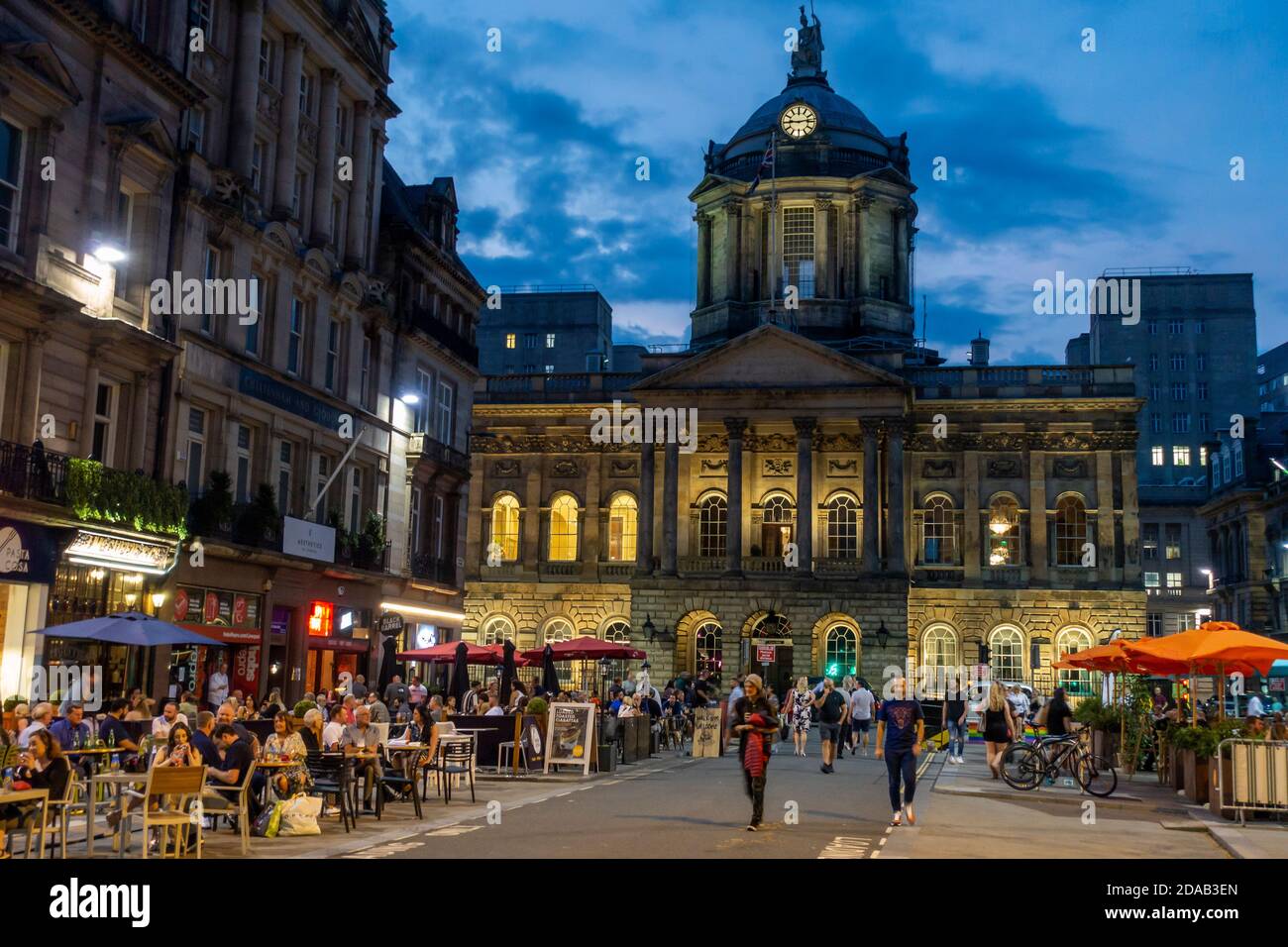 Night view of outdoor cafes and bars on Castle Street with Liverpool Town Hall in background, Liverpool, England, UK Stock Photo
