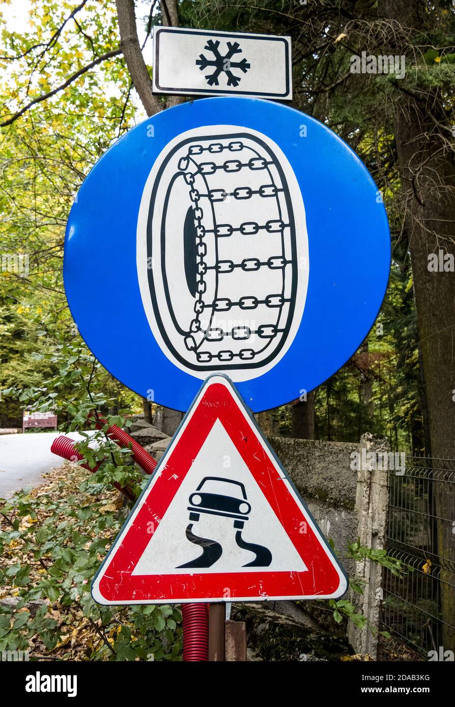 Road or traffic sign indicating that the snow chains are mandatory for vehicules Stock Photo Alamy