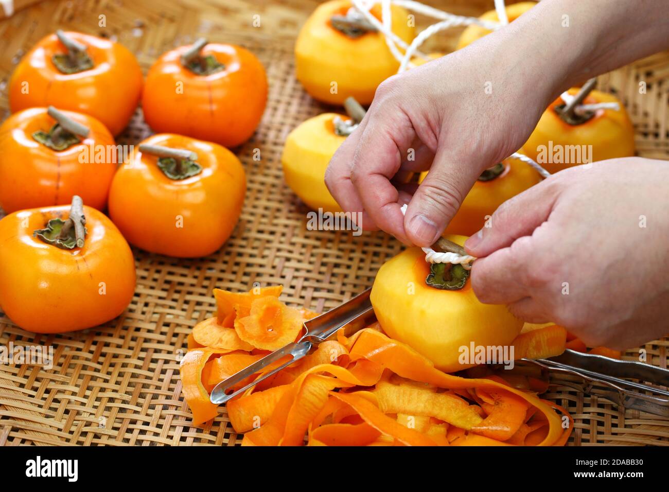 How to make Japanese dried persimmons ( Hoshigaki ); Attaching a string ...