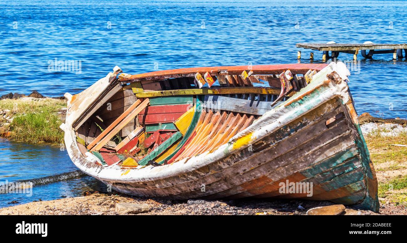 Old abandoned boat on the beach by the water Stock Photo - Alamy