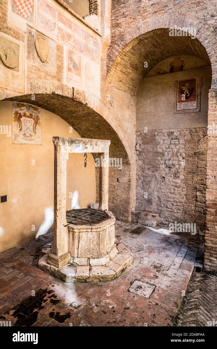 Medieval stone well hi-res stock photography and images - Alamy