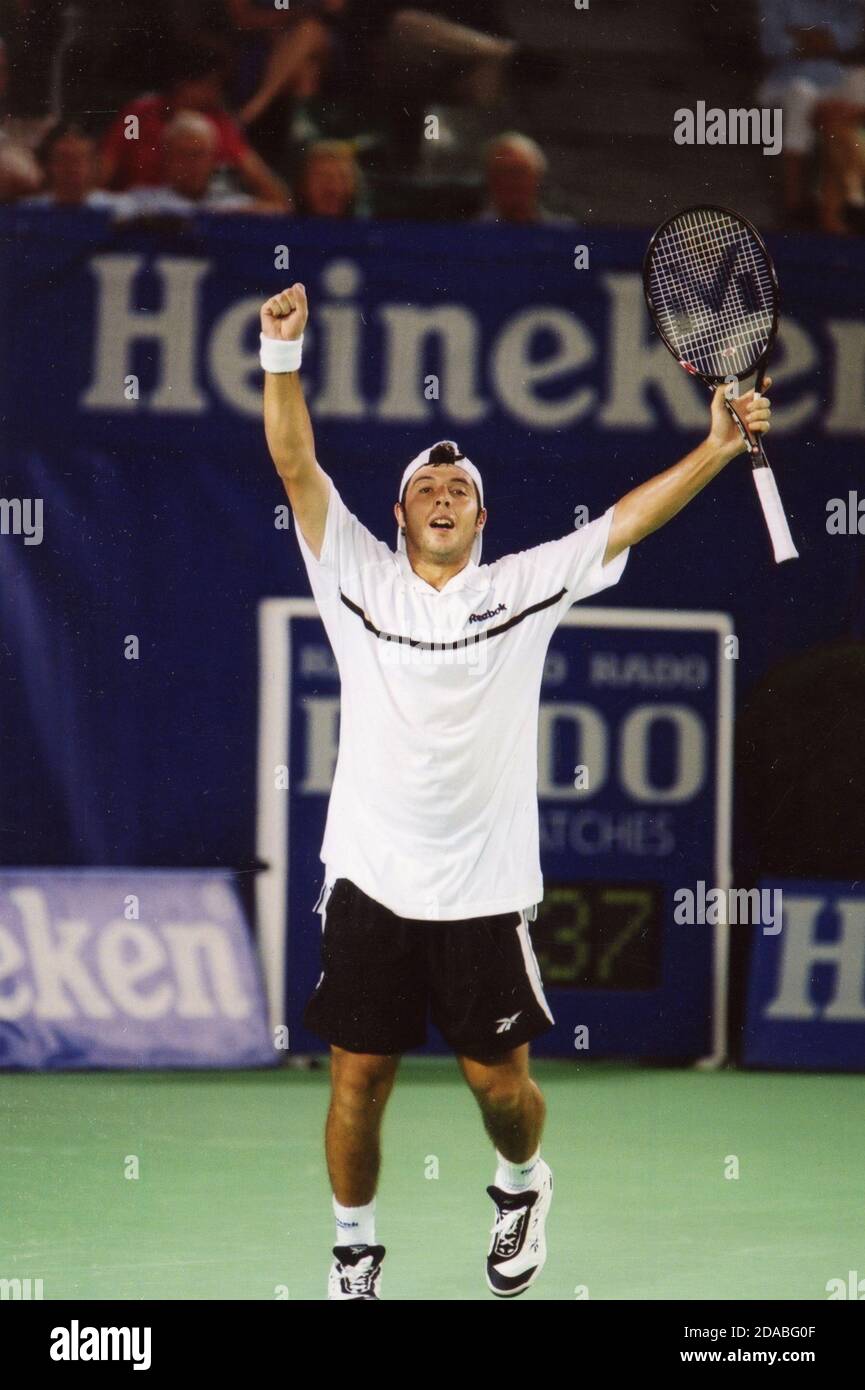 Wimbledon tennis 2003 hi-res stock photography and images - Alamy