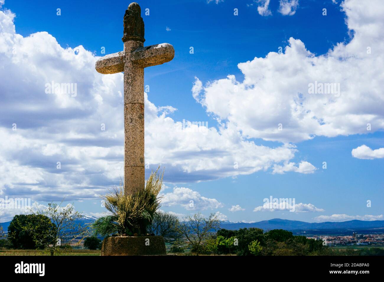 Crucero de Santo Toribio. Santo Toribio cruise. From this point you can see the town of San Justo de la Vega and in the background the city of Astorga Stock Photo