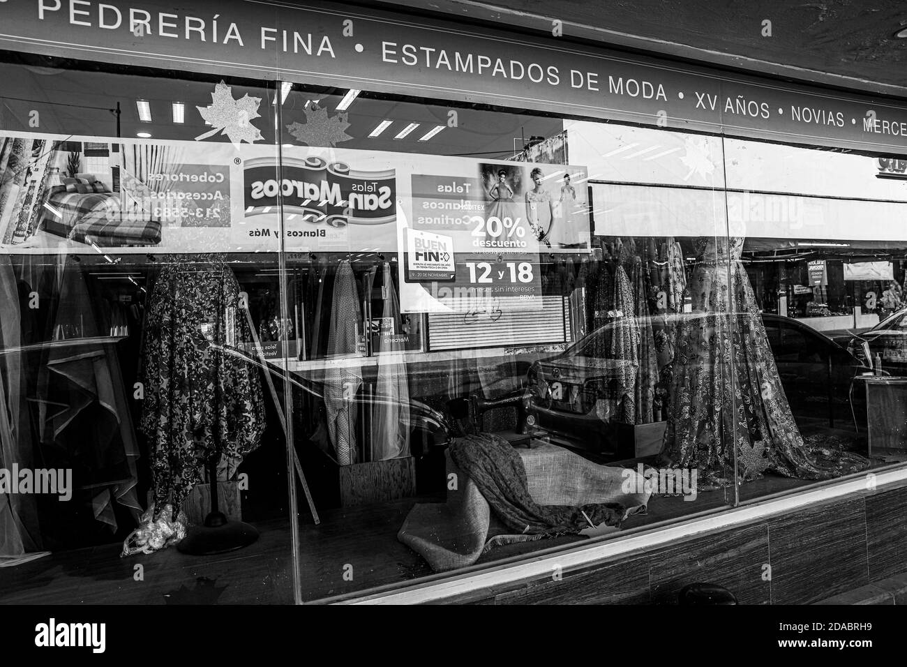 HERMOSILLO, MEXICO - NOVEMBER 10: Vitrina o aparador de mercer y tienda de  telas y vestidos. on November 10, 2020 in Hermosillo, Mexico.