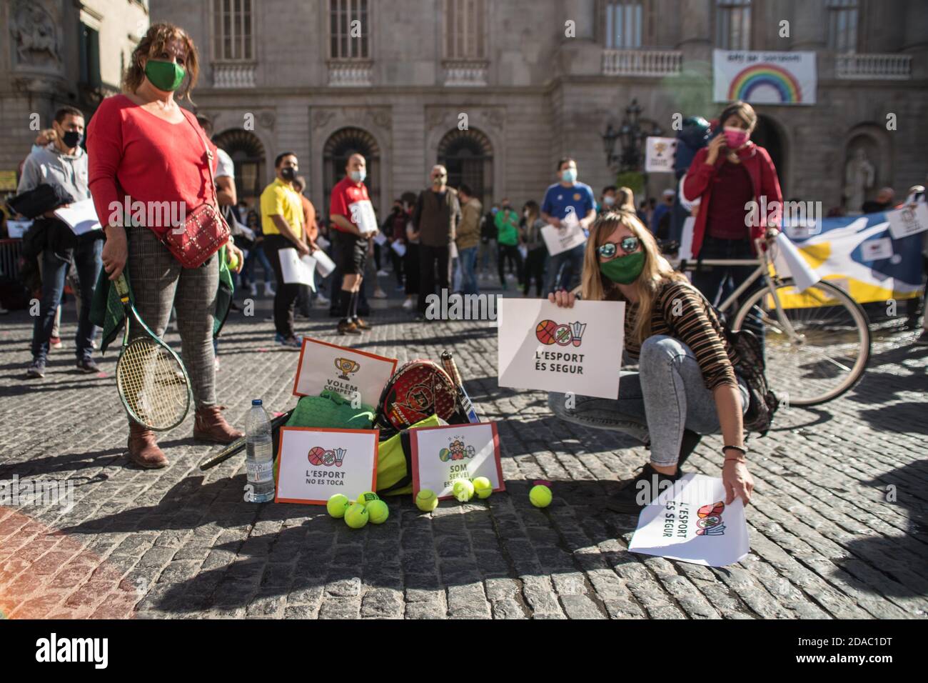 November 11, 2020: Protesters with protective masks are seen with tennis balls and racket.Catalan sports federations and entities have demonstrated in Barcelona to demand the reopening of gyms and sports facilities in Catalonia Credit: Thiago PrudÃªNcio/DAX/ZUMA Wire/Alamy Live News Stock Photo