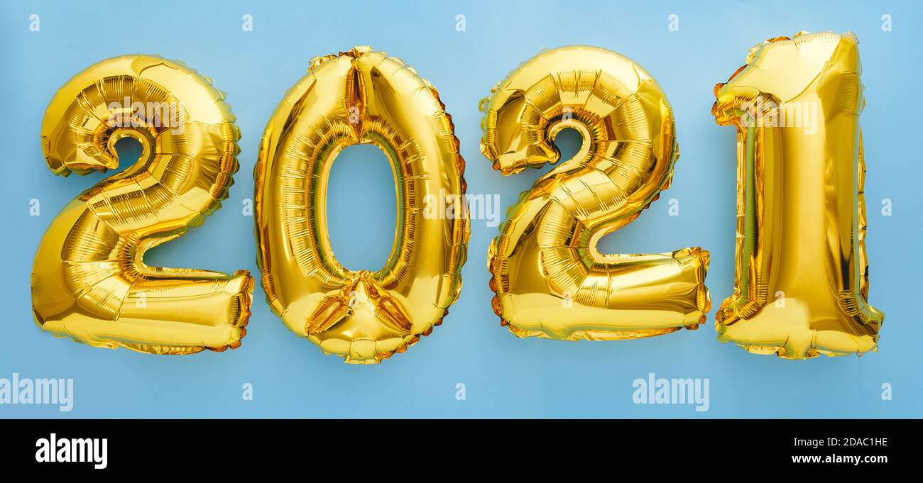 2021 golden balloon text on blue background. Happy New year eve invitation with Christmas gold foil balloons 2021. Flat lay long web banner Stock Photo