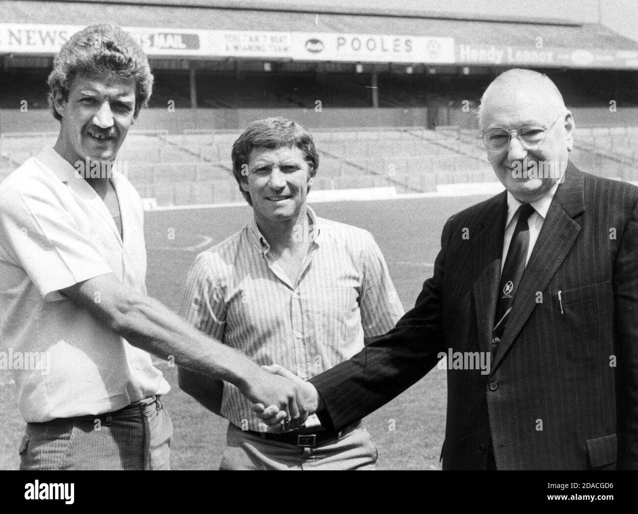 MICK BAXTER SIGNS FOR PORTSMOUTH. L TO R. MICK BAXTER, ALAN BALL