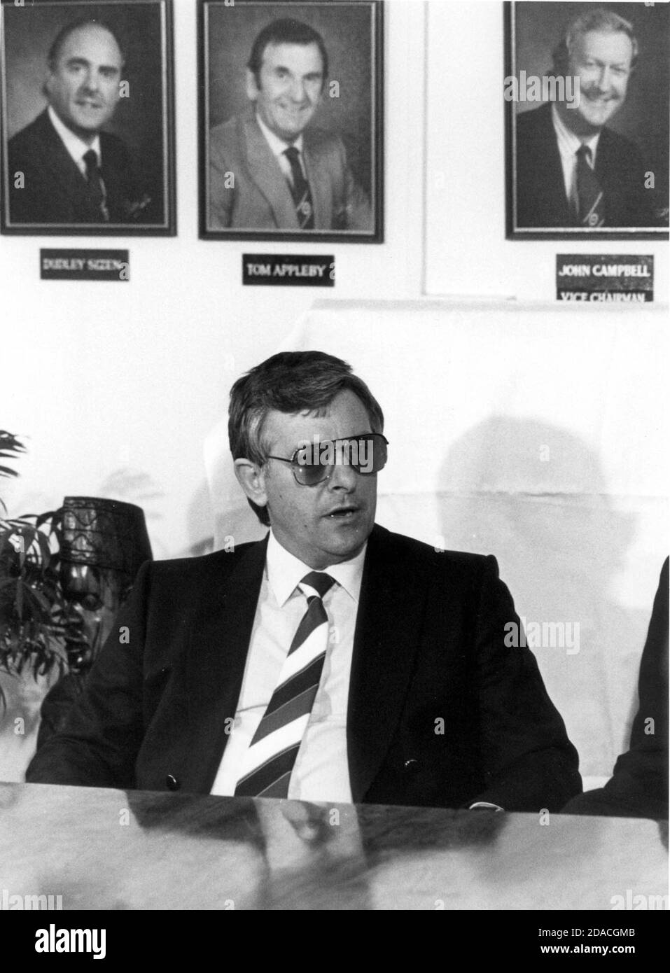 ALAN MULLERY BACK IN THE HOT SEAT AT BRIGHTON'S GOLDSTONE GROUND AFTER BEING APPOINTED MANAGER. 1985 Stock Photo
