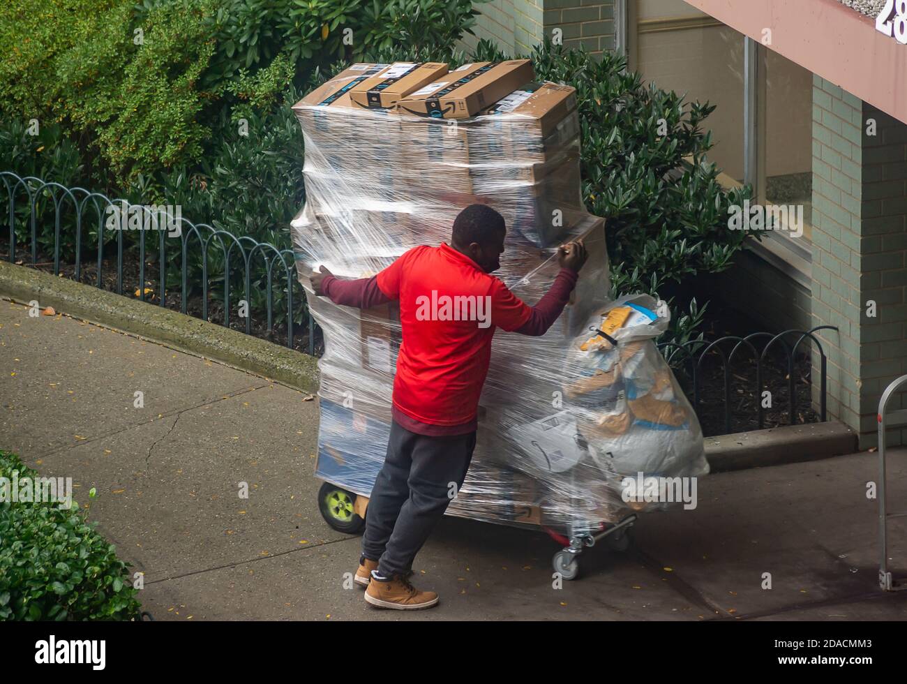 Amazon shopping cart hi-res stock photography and images - Alamy