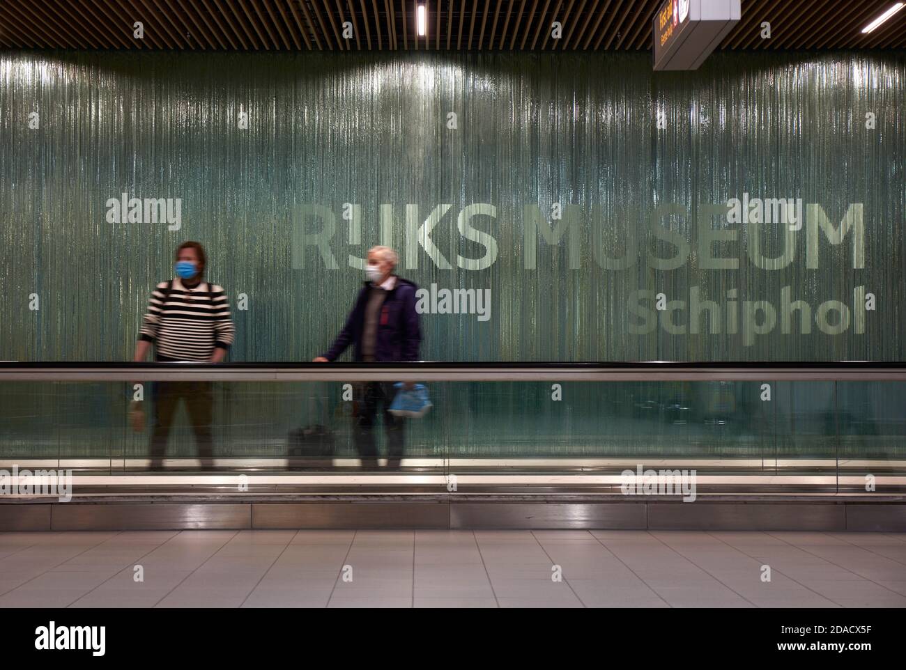 Amsterdam, Holland, 25th September 2020. Travelers wearing protective masks in transit at Schipol airport during the 2020’s COVID-19 pandemic, Amsterdam, Holland, Europe. Credit: Nicholas Tinelli/Alamy Live News. Stock Photo