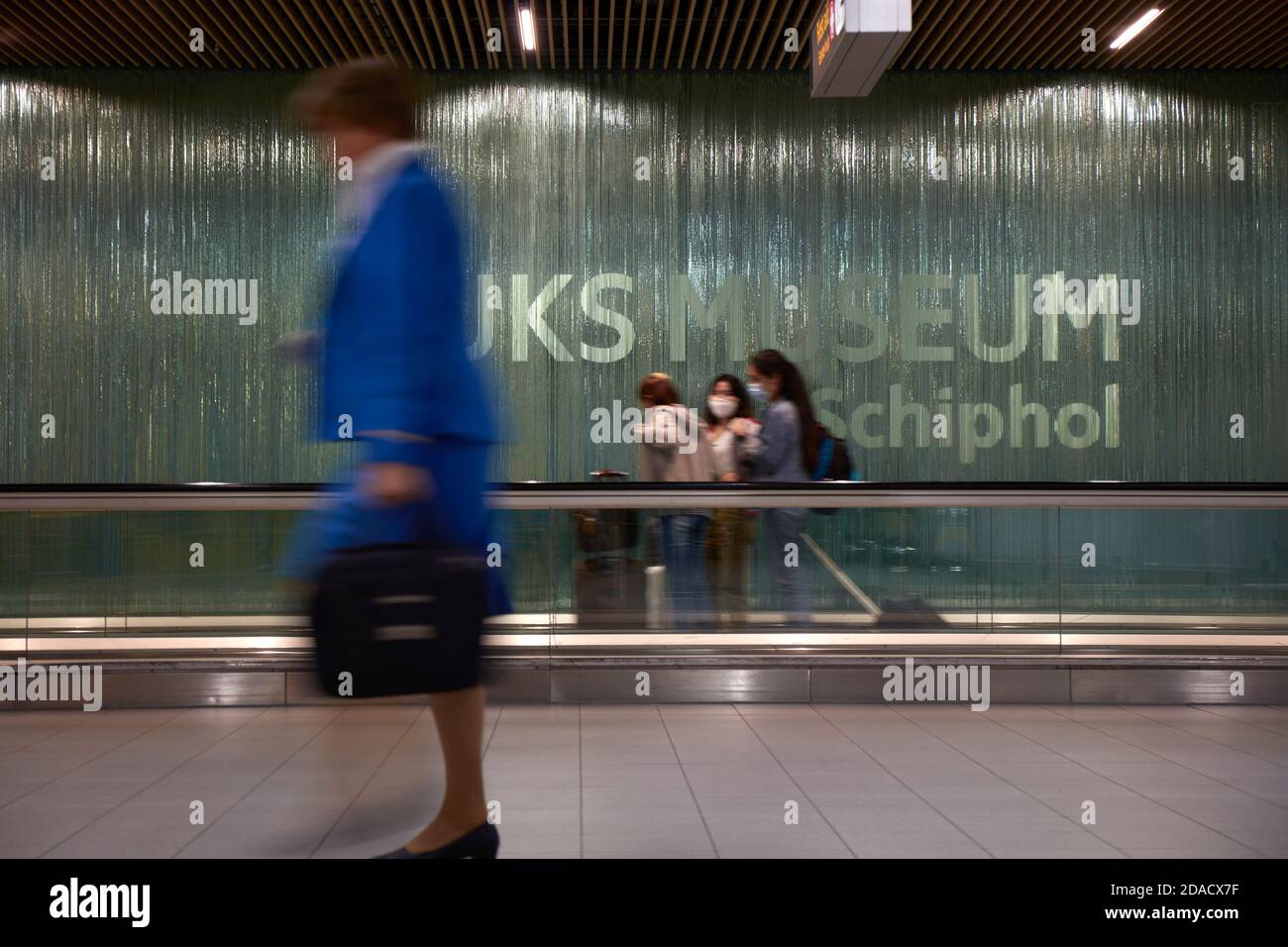 Amsterdam, Holland, 25th September 2020. Traveler wearing protective masks in transit at Schipol airport during the 2020’s COVID-19 pandemic, Amsterdam, Holland, Europe. Credit: Nicholas Tinelli/Alamy Live News. Stock Photo