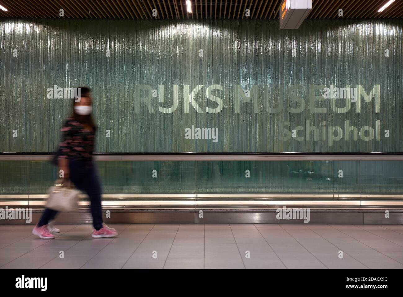 Amsterdam, Holland, 25th September 2020. Traveler wearing protective masks in transit at Schipol airport during the 2020’s COVID-19 pandemic, Amsterdam, Holland, Europe. Credit: Nicholas Tinelli/Alamy Live News. Stock Photo