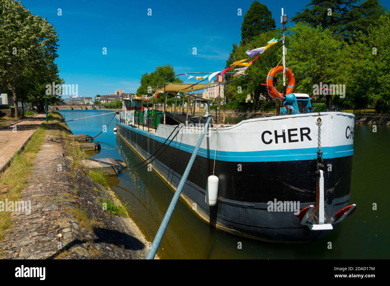 France, Cher (18), Vierzon, Canal du Berry, barge 'Le Cher' built in 1940 to carry 83m3 of fuel and restored by the Arecabe association which obtained Stock Photo