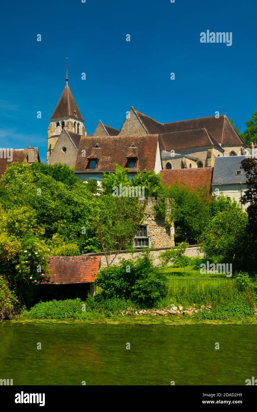 France, Cher (18), Vierzon, gardens of old houses on the banks of the Yèvre river, back Notre-Dame church Stock Photo