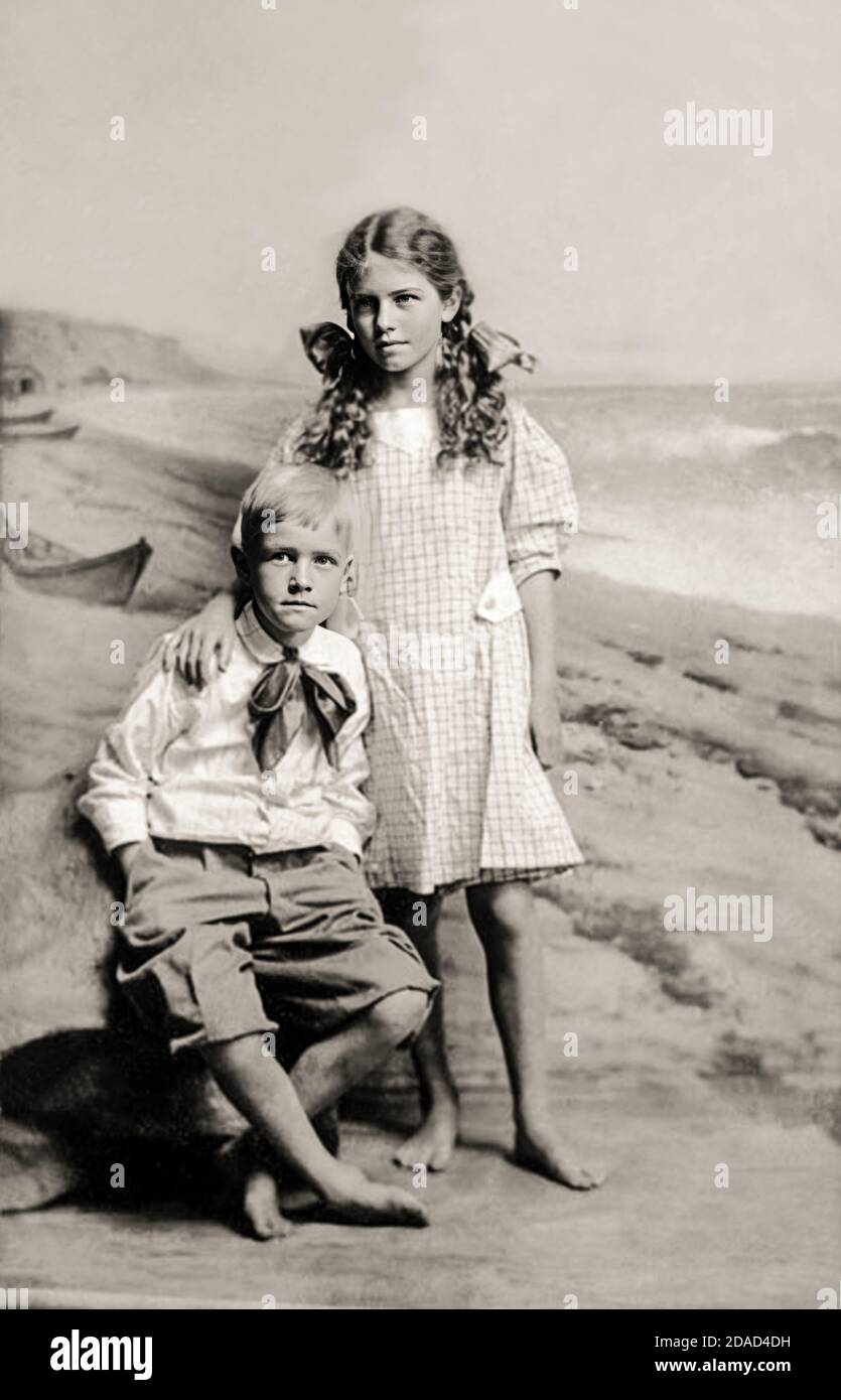 1911 , Nuntucket  , USA: The famous woman cultural anthropologist  MARGARET MEAD ( 1901 - 1978 ), aged 10 , with her brother RICHARD MEAD ( later became a professor ) in Nuntucket for a holiday . Unknown photographer . - HISTORY - foto storiche - portrait - ritratto - ANTROPOLOGIA CULTURALE - ANTROPOLOGA - ANTHROPOLOGY  - SCIENZA - SCIENCE - bambino - bambini - bambina . personalità celebrità da giovane giovane - CHILD - CHILDREN - CHILDHOOD - INFANZIA - brothers - sister and brother - sea - mare - vacanza - estate - summer - a piedi nudi - barefoots ---- ARCHIVIO GBB Stock Photo