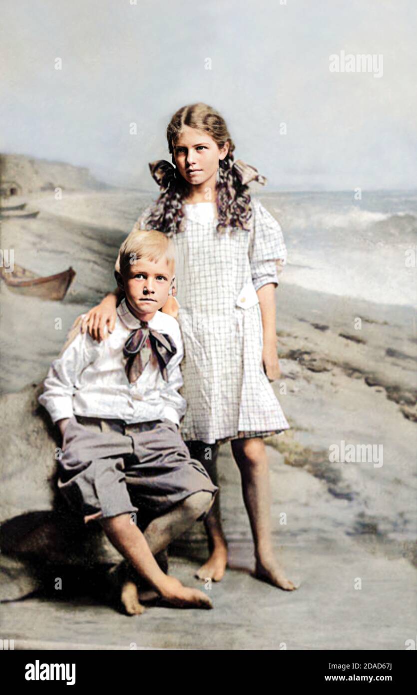 1911 , Nuntucket  , USA: The famous woman cultural anthropologist  MARGARET MEAD ( 1901 - 1978 ), aged 10 , with her brother RICHARD MEAD ( later became a professor ) in Nuntucket for a holiday . Unknown photographer . DIGITALLY COLORIZED .- HISTORY - foto storiche - portrait - ritratto - ANTROPOLOGIA CULTURALE - ANTROPOLOGA - ANTHROPOLOGY  - SCIENZA - SCIENCE - bambino - bambini - bambina . personalità celebrità da giovane giovane - CHILD - CHILDREN - CHILDHOOD - INFANZIA - brothers - sister and brother - sea - mare - vacanza - estate - summer - a piedi nudi - barefoots ---- ARCHIVIO GBB Stock Photo