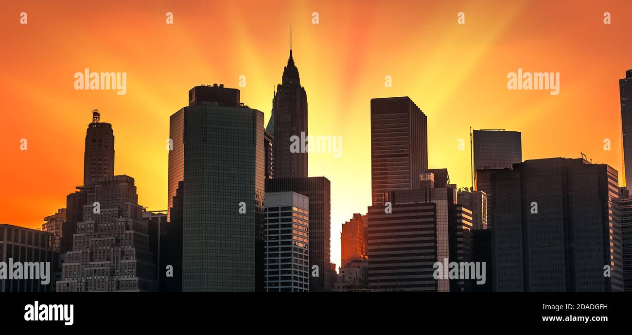 Silhouettes of the Manhattan skyline in New York City at sunset Stock ...