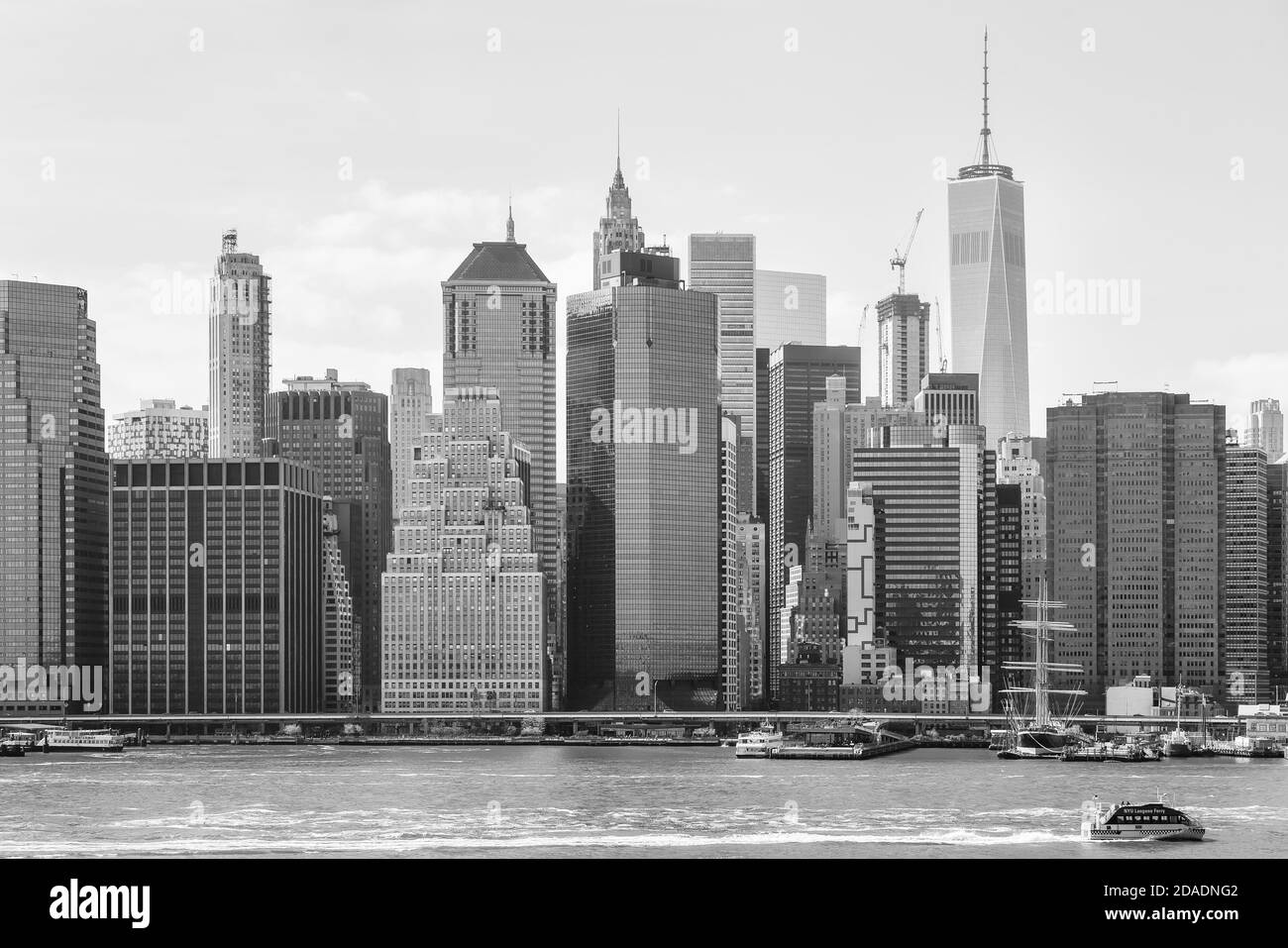 Nyc skyline white boat hi-res stock photography and images - Alamy