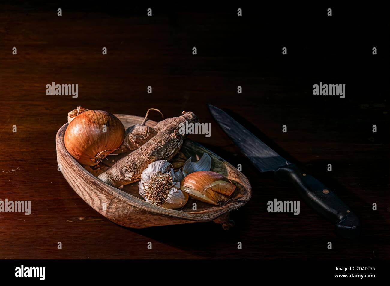 Spicy dish. Onions, garlic and ginger in wooden bowl Stock Photo Alamy