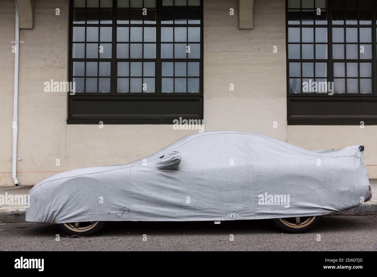 https://c8.alamy.com/comp/2DADTJD/new-york-usa-may-05-2016-new-york-city-street-scene-car-protection-cover-a-car-with-cover-sheet-on-the-streets-of-nyc-2DADTJD.jpg