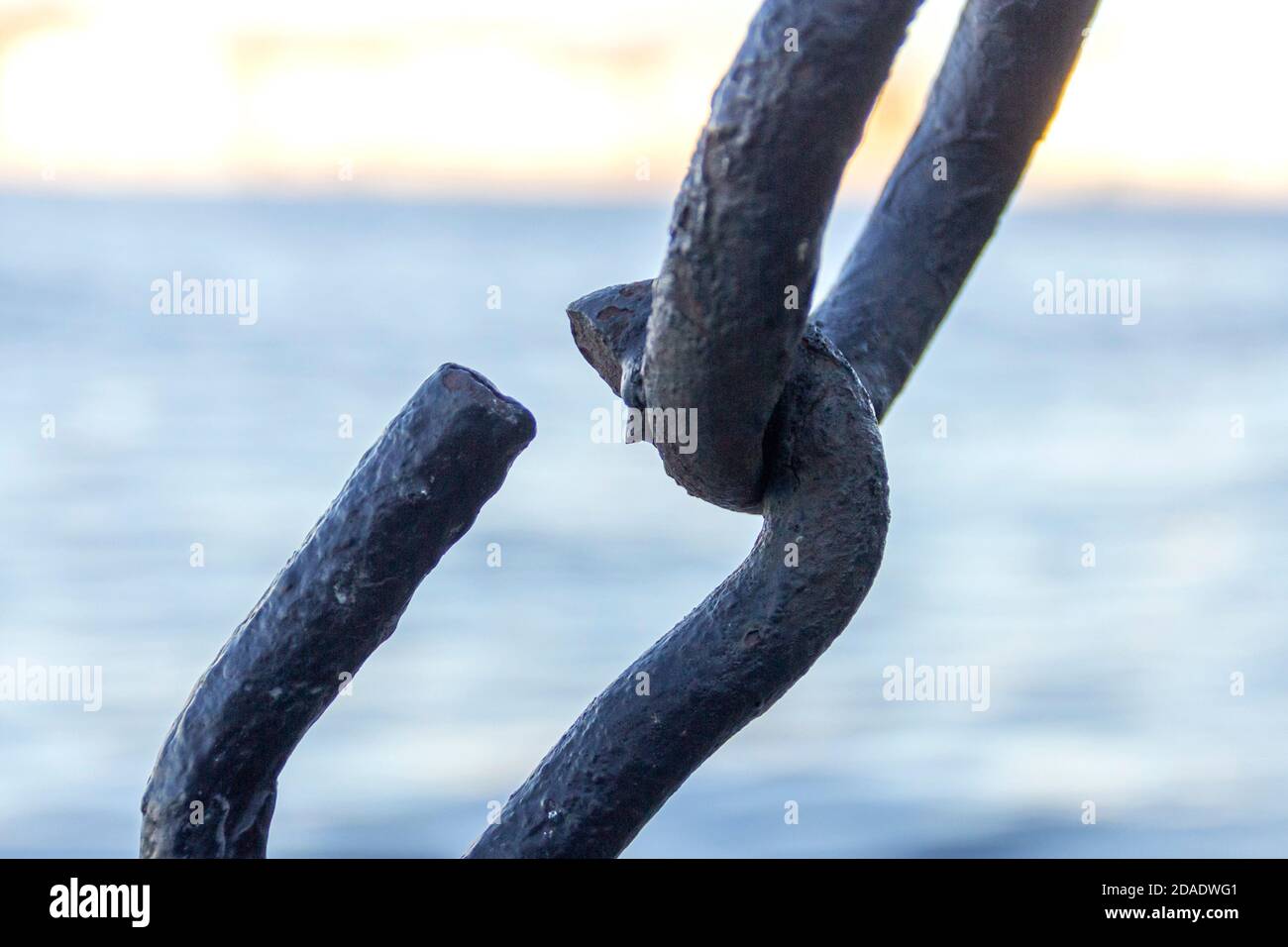 Image of Cast Iron Chain With Links-AV929184-Picxy