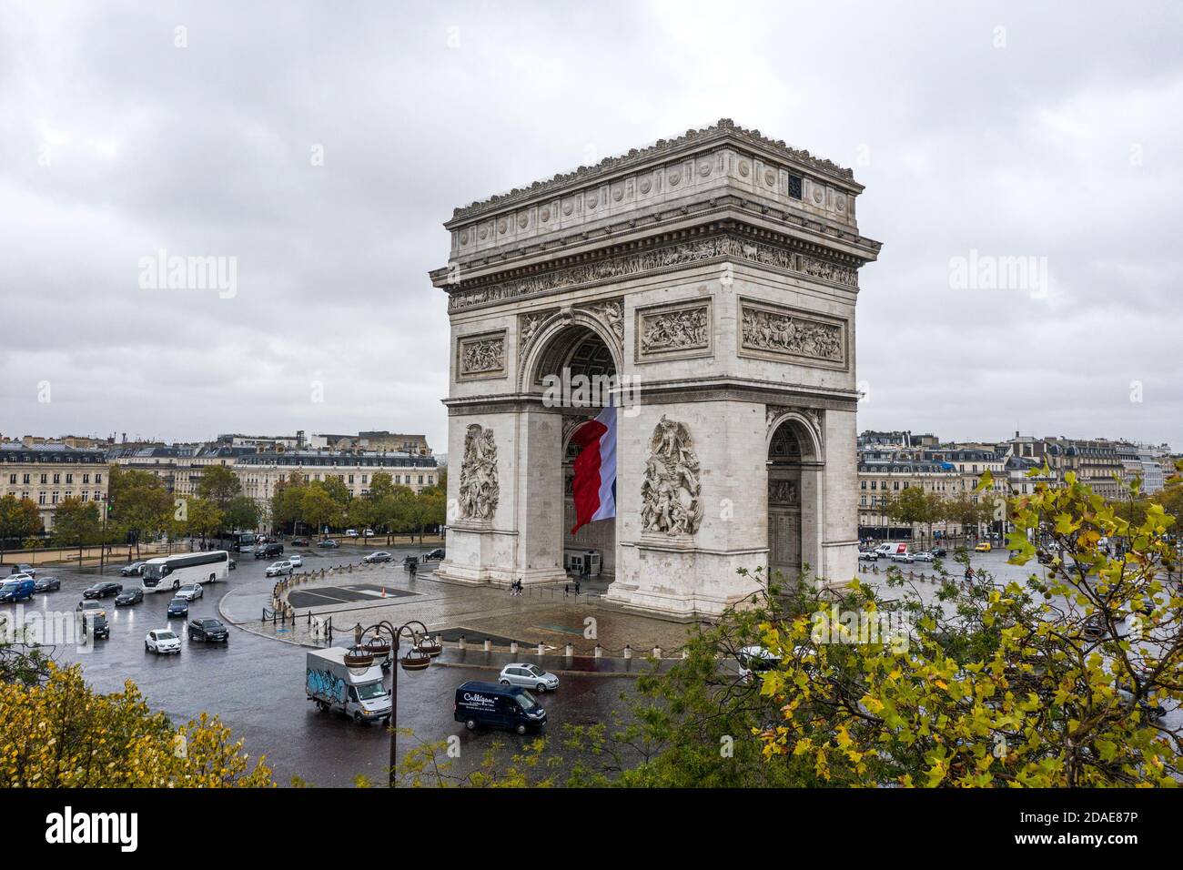 荻原美里さん View from the Ark de Triomphe A view of the top of the arc of triumph photo – Free Travel