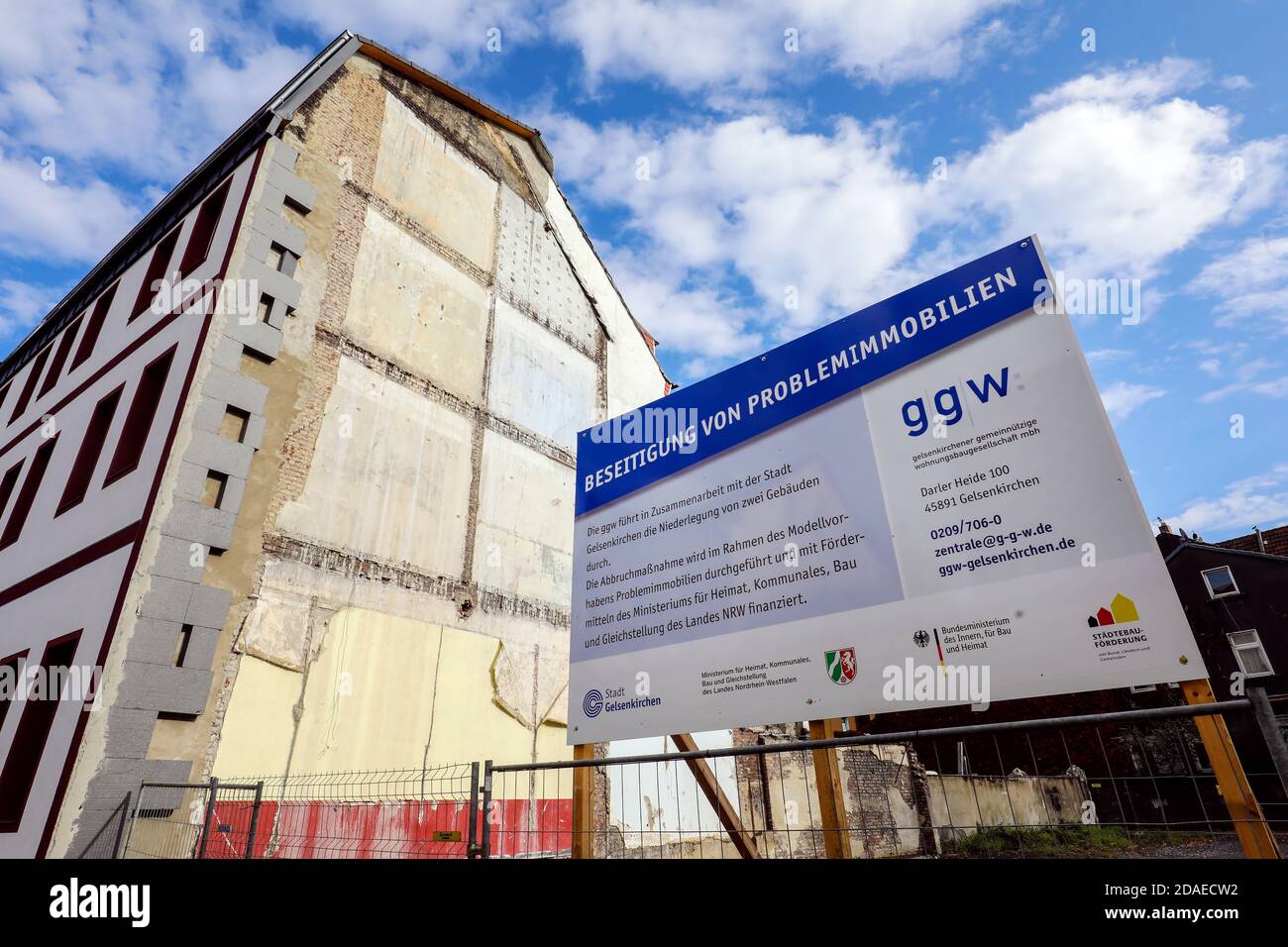 Gelsenkirchen, Ruhr area, North Rhine-Westphalia, Germany - removal of problem properties, information board of the ggw Gelsenkirchen non-profit housing association. Stock Photo