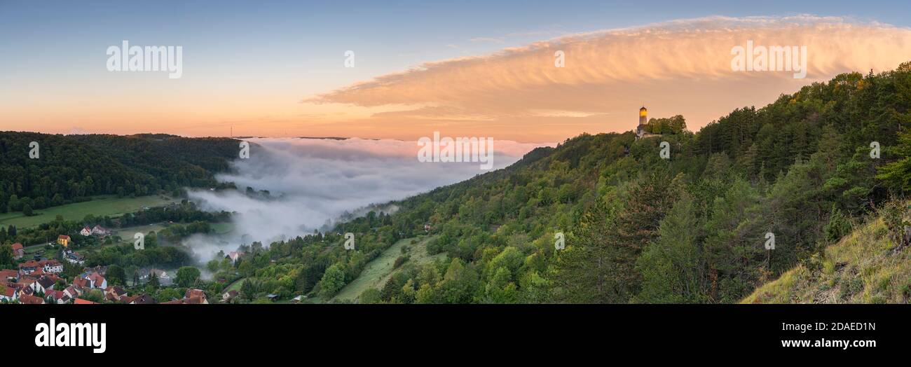 Morgennebel über Jena mit Blick auf den Fuchsturm, Deutschland. Stock Photo