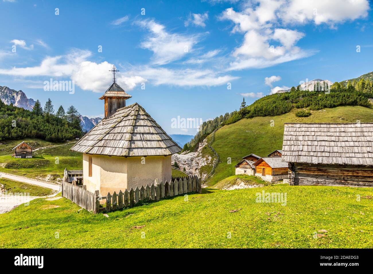 the small alpine chapel in honour of Saint Anthony and the village around it, Fodara Vedla, Dolomites, San Vigilio di Marebbe / St. Vigil in Enneberg, Bolzano / Bozen, South Tyrol / Südtirol, Italy, Europe Stock Photo