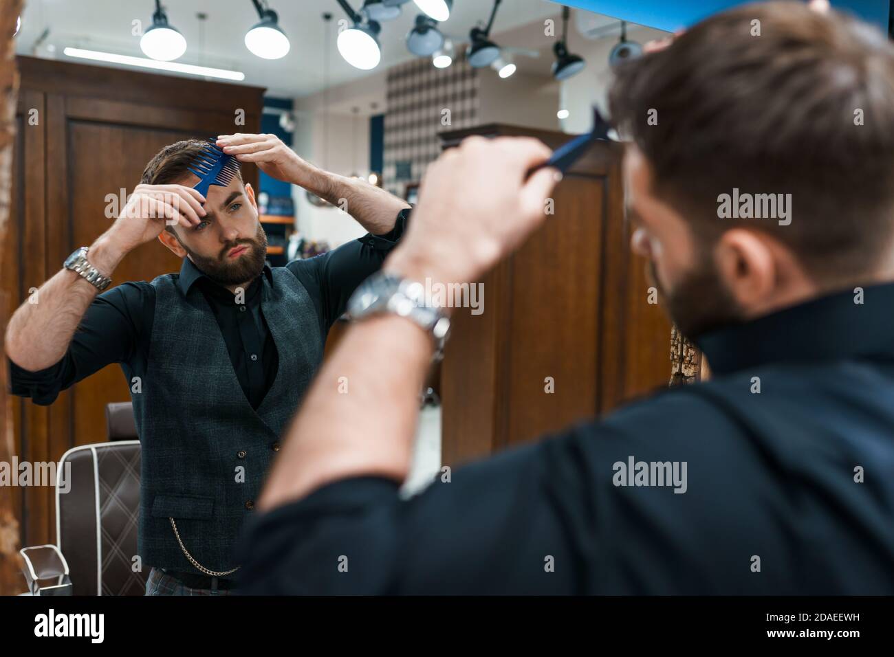 Professional barber doing hair hi-res stock photography and images - Alamy