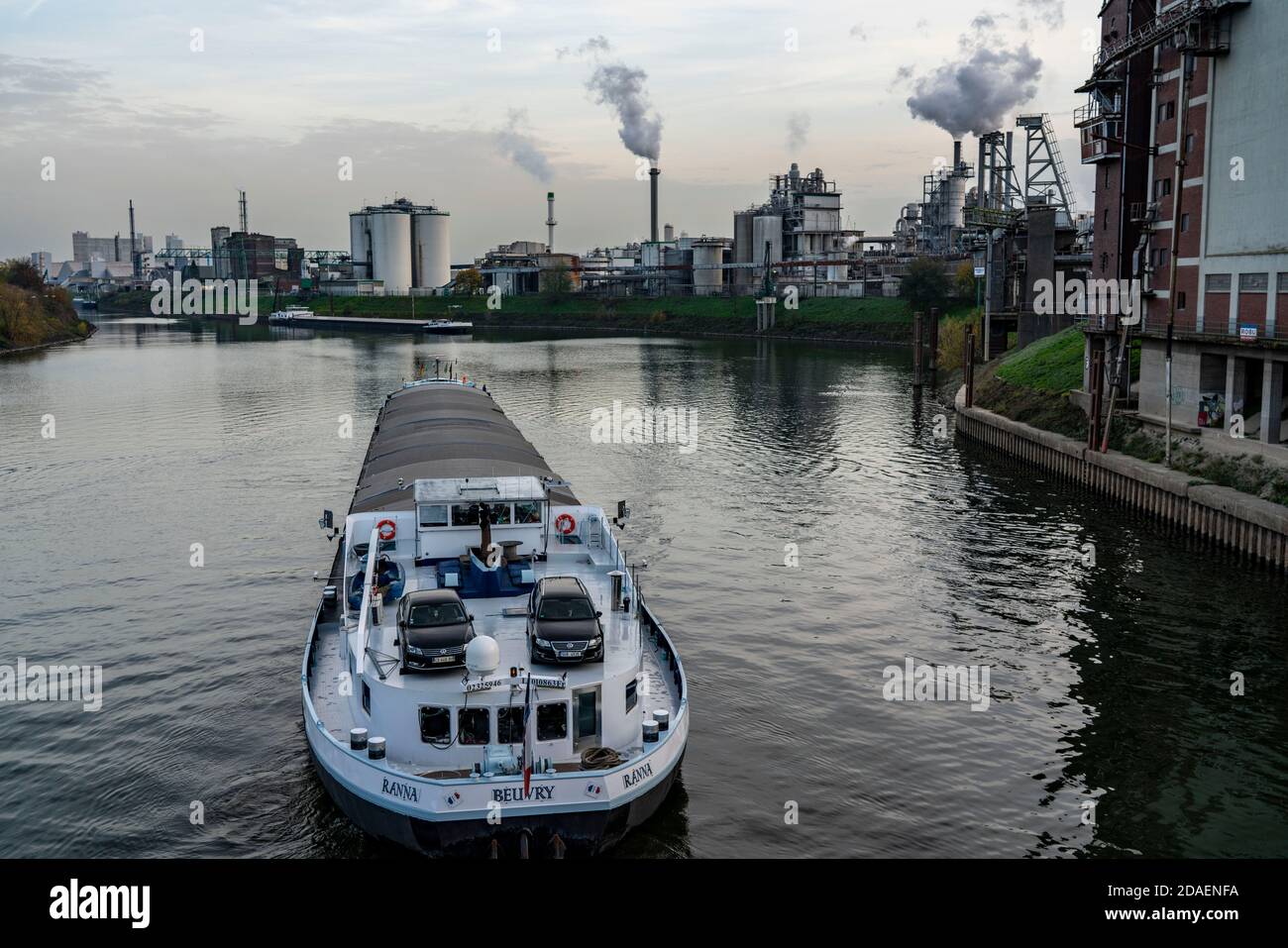 The Rhine Port Of Krefeld On The Left Bank Of The Rhine Inland Port Cargill Corn Starch Factory Nrw Germany Stock Photo Alamy