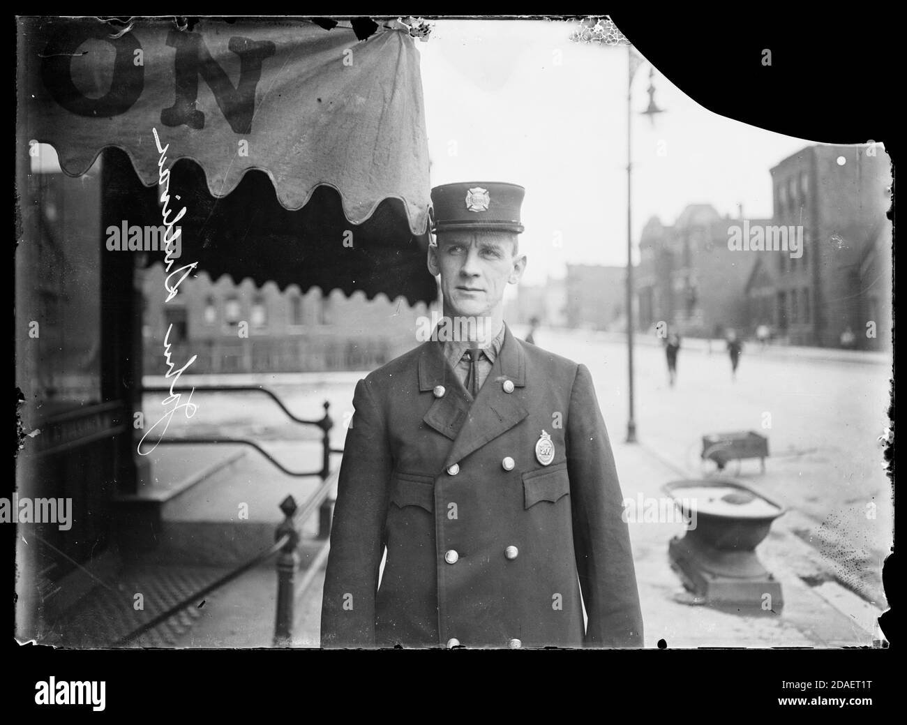Fireman John Sullivan standing outside the Thomas Farris saloon in Chicago, Illinois, 1910. Stock Photo