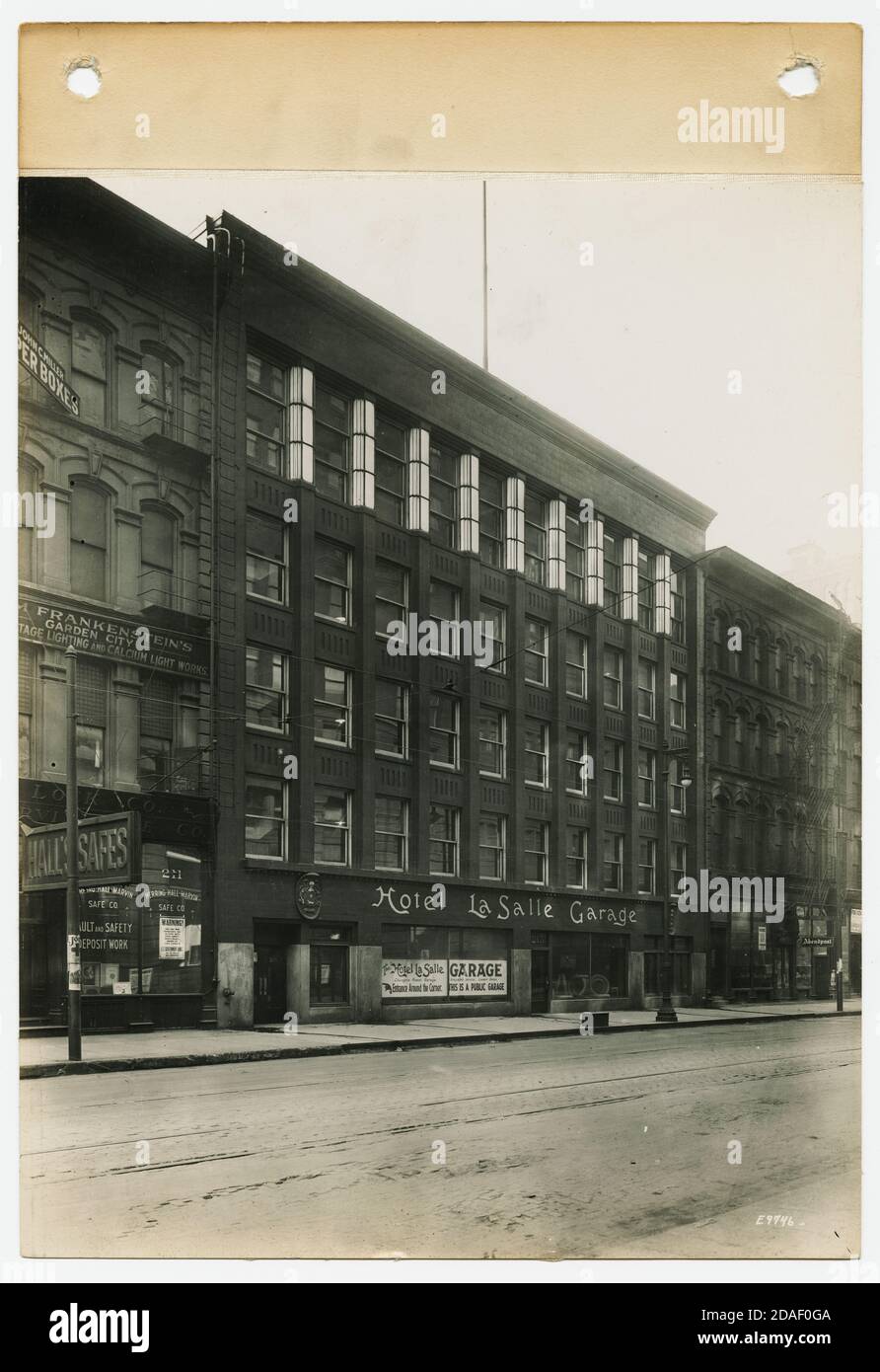 Exterior view of Hotel LaSalle Garage, located at 215 West Washington Street, Chicago, Illinois, circa 1918. Stock Photo