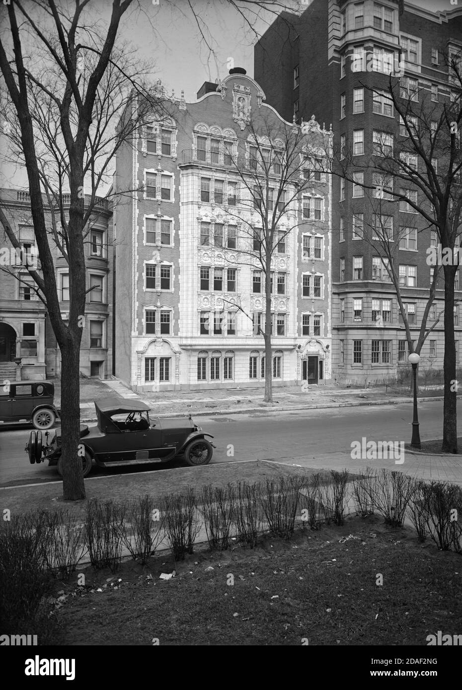 Exterior of apartment building at 5441 Kenmore Avenue, architect Koenigsberg and Weisfeld, circa