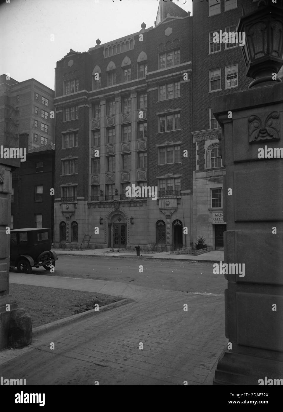 Exterior view of 425 West Roscoe Street, architect Raymond Gregori, in Chicago, Illinois, circa 1923-1936. Stock Photo