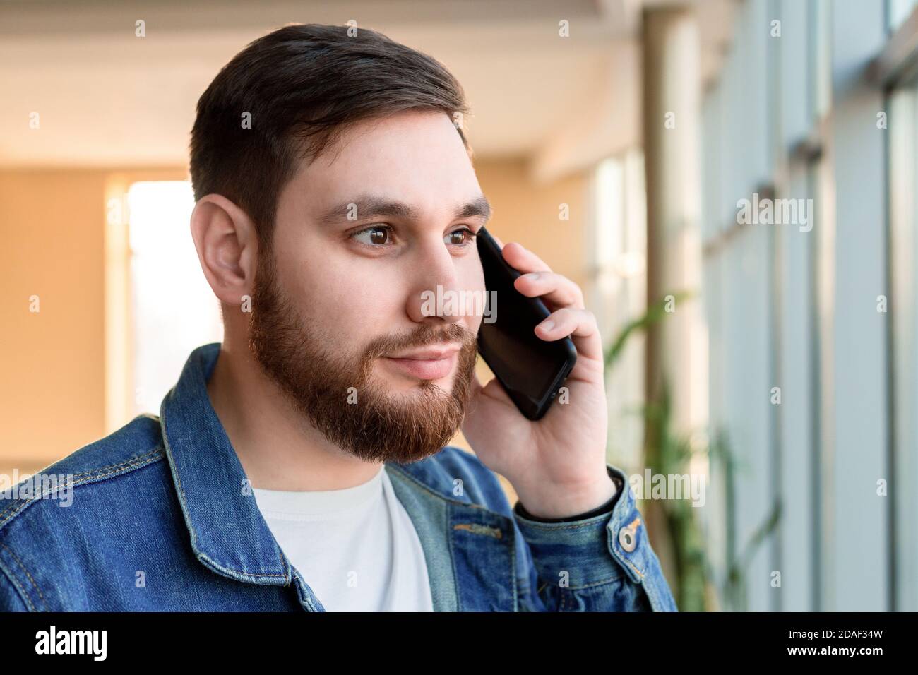 Portrait young man making call. Caucasian bearded business man in ...