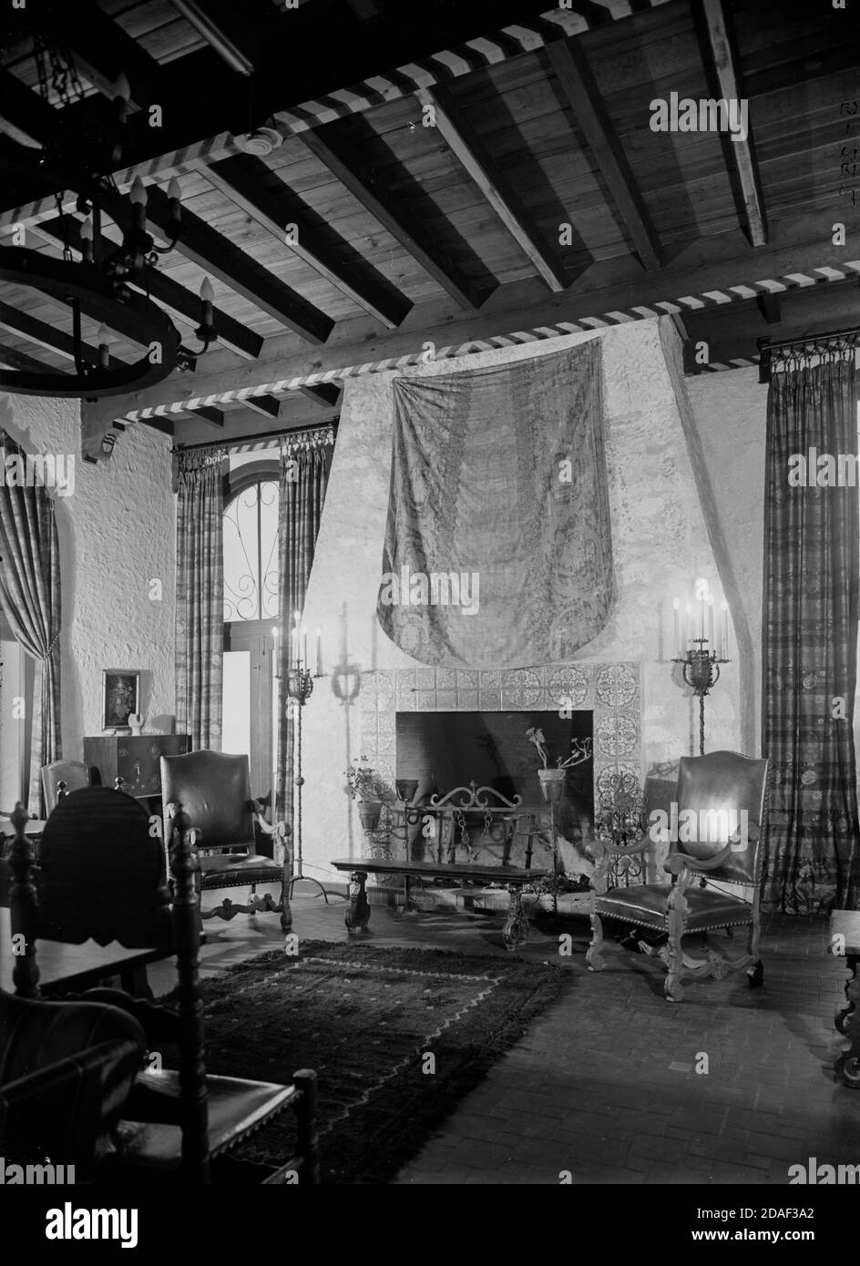 View of the lounge and a fireplace in the Vista del Lago on 1630 Sheridan Road, architect Thielbar and Fugard, in Wilmette, Illinois, circa 1923-1936. Stock Photo