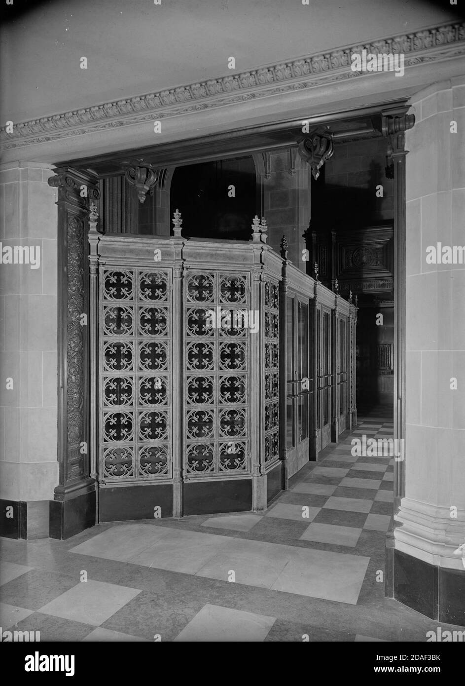 View through the doorway to the Southmoor Hotel, located on 67th and Stony Island Avenue, in Chicago, Illinois, circa 1923-1936. Stock Photo