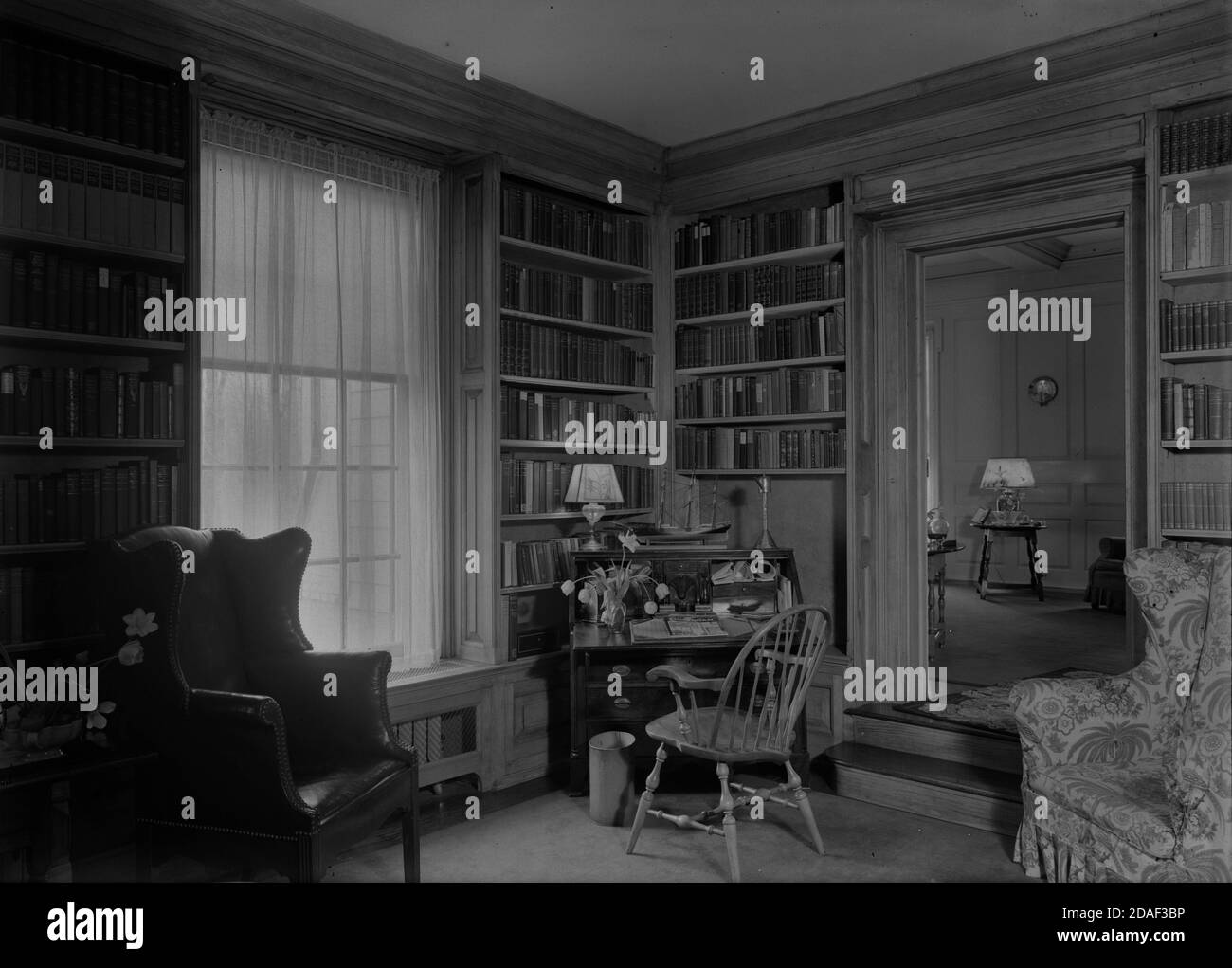 Library to the living room at the Ino S. Miller, Jr. Residence, architect Wolcott and Work, in Winnetka, Illinois, circa 1923-1936. Stock Photo