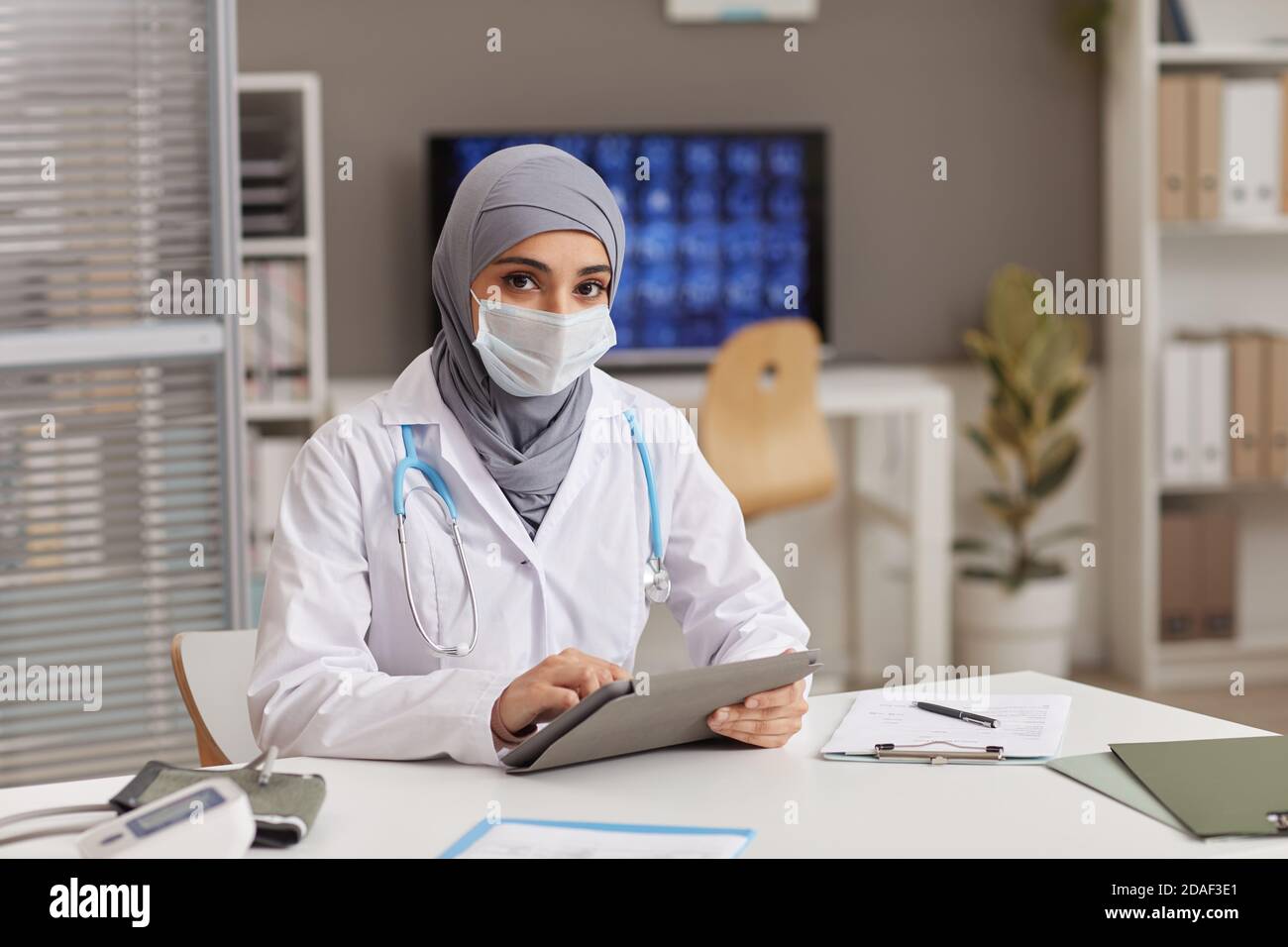 Мусульманки медики. Мусульманки в медицине. Врач в хиджабе. Мусульманка доктор. Мусульманские врачи.