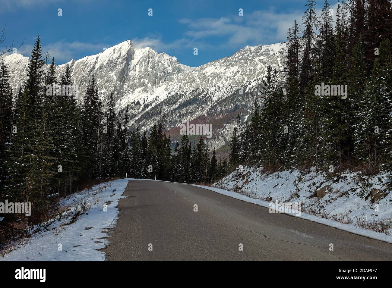 Maligne Lake Road and Queen Elizabeth Range Stock Photo