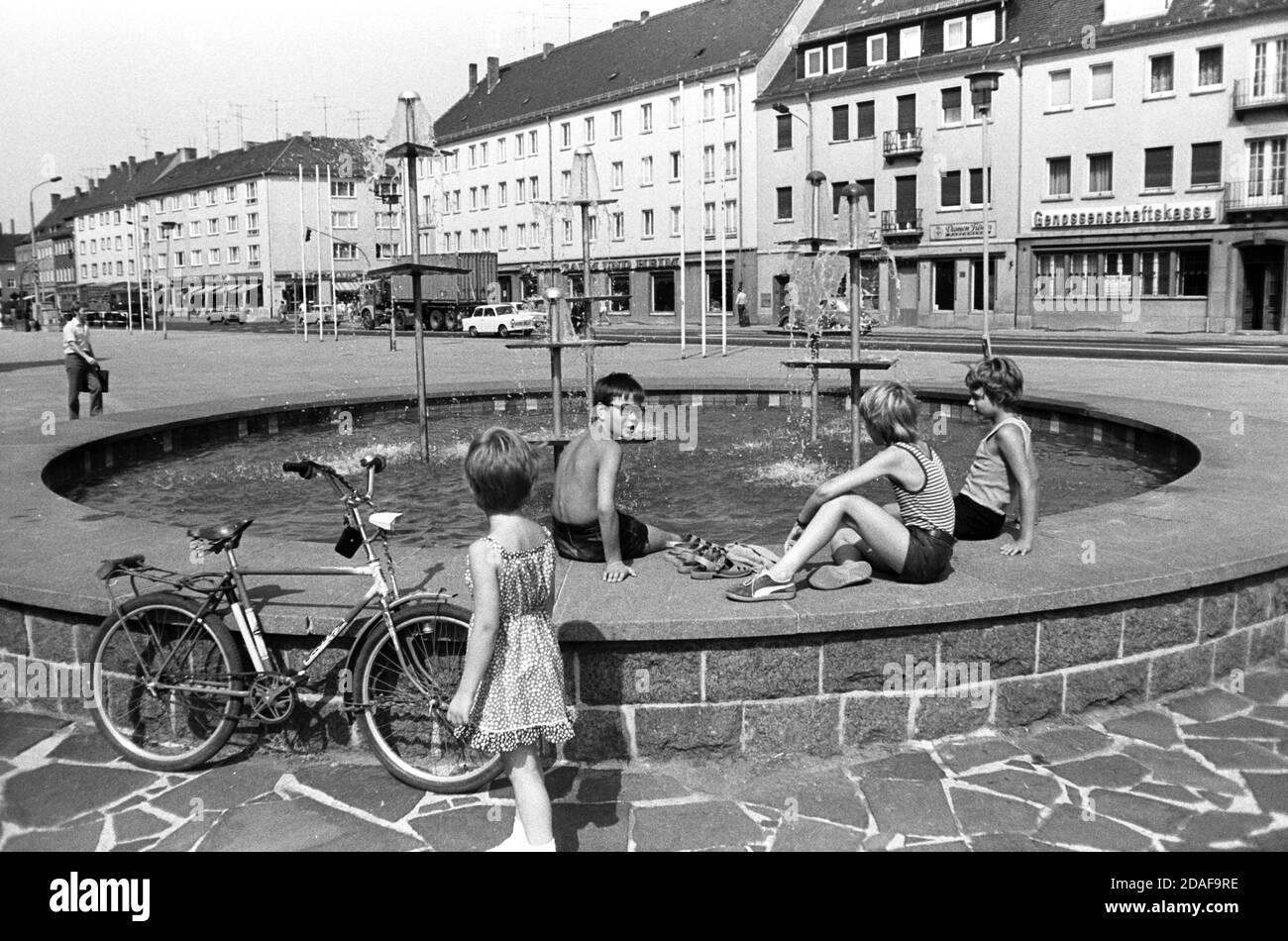 30 August 1984, Saxony, Eilenburg: Children refresh themselves in the summer of 1984 in the market fountain of Eilenburg. Exact date of recording not known. Photo: Volkmar Heinz/dpa-Zentralbild/ZB Stock Photo