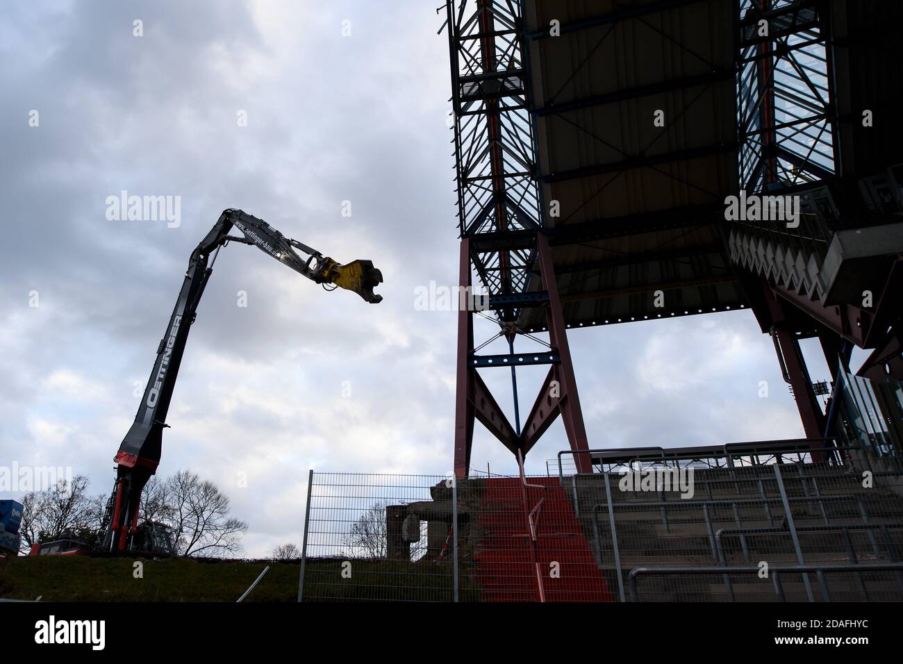 Karlsruhe, Deutschland. 12th Nov, 2020. Crane with cutting tool, which carries out the demolition of the main stands. The first demolition work on the main grandstand of the Karlsruhe WIldparkstadion took place on Thursday. GES/Football/2. Bundesliga: Construction work in the main stands Wildpark Stadium Karlsruhe, November 12th, 2020 Football/Soccer: 2nd German League: KSC Wildpark Stadium under construction, November 12, 2020 | usage worldwide Credit: dpa/Alamy Live News Stock Photo