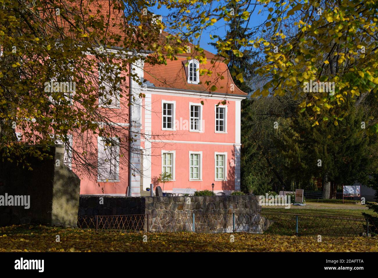 Wolfshagen, Germany. 04th Nov, 2020. Castle and museum in a small park on Putlitzer Straße. The manor house of the Gans zu Putlitz family, built in 1787, houses a museum. The historic rooms can be booked for weddings or celebrations and are the venue for a variety of events such as readings and concerts. Credit: Soeren Stache/dpa-Zentralbild/ZB/dpa/Alamy Live News Stock Photo