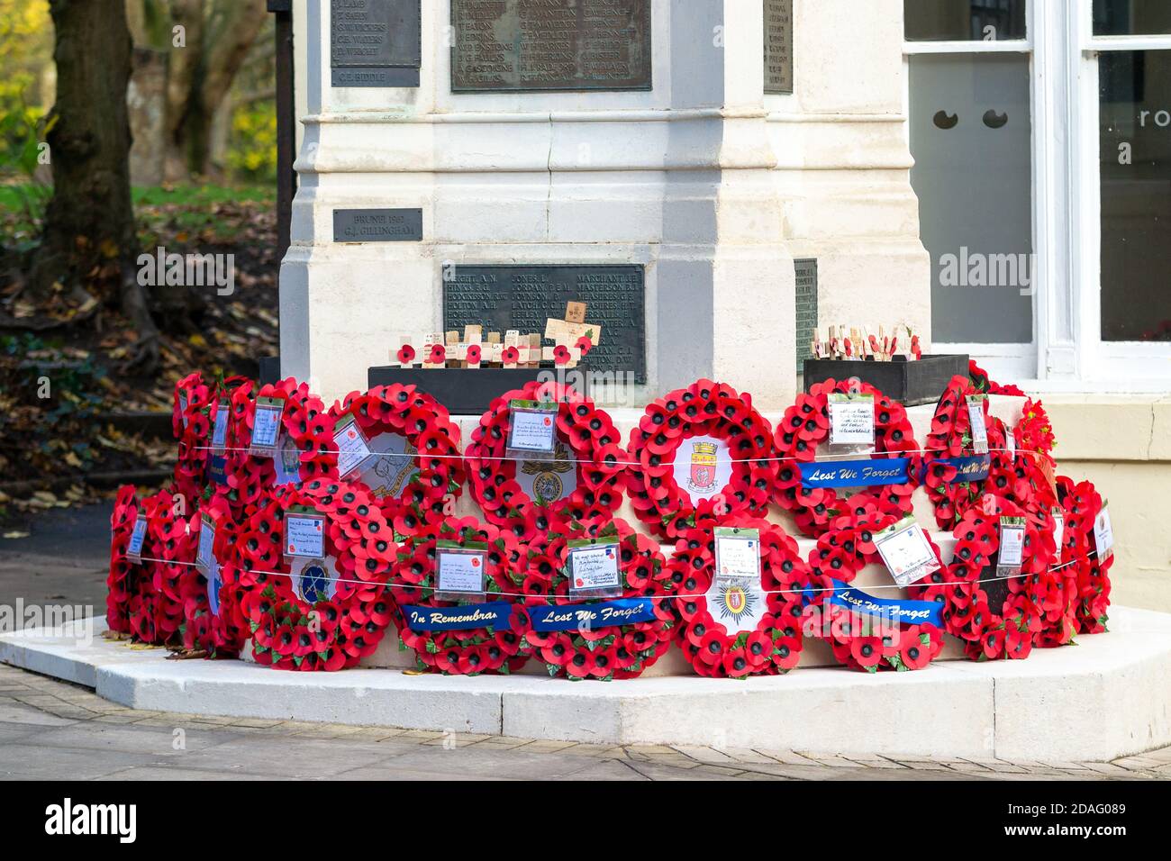 The Warwick War Memorial in Church Street, Warwick surrounded by poppy wreaths, November 2020 remembrance Stock Photo