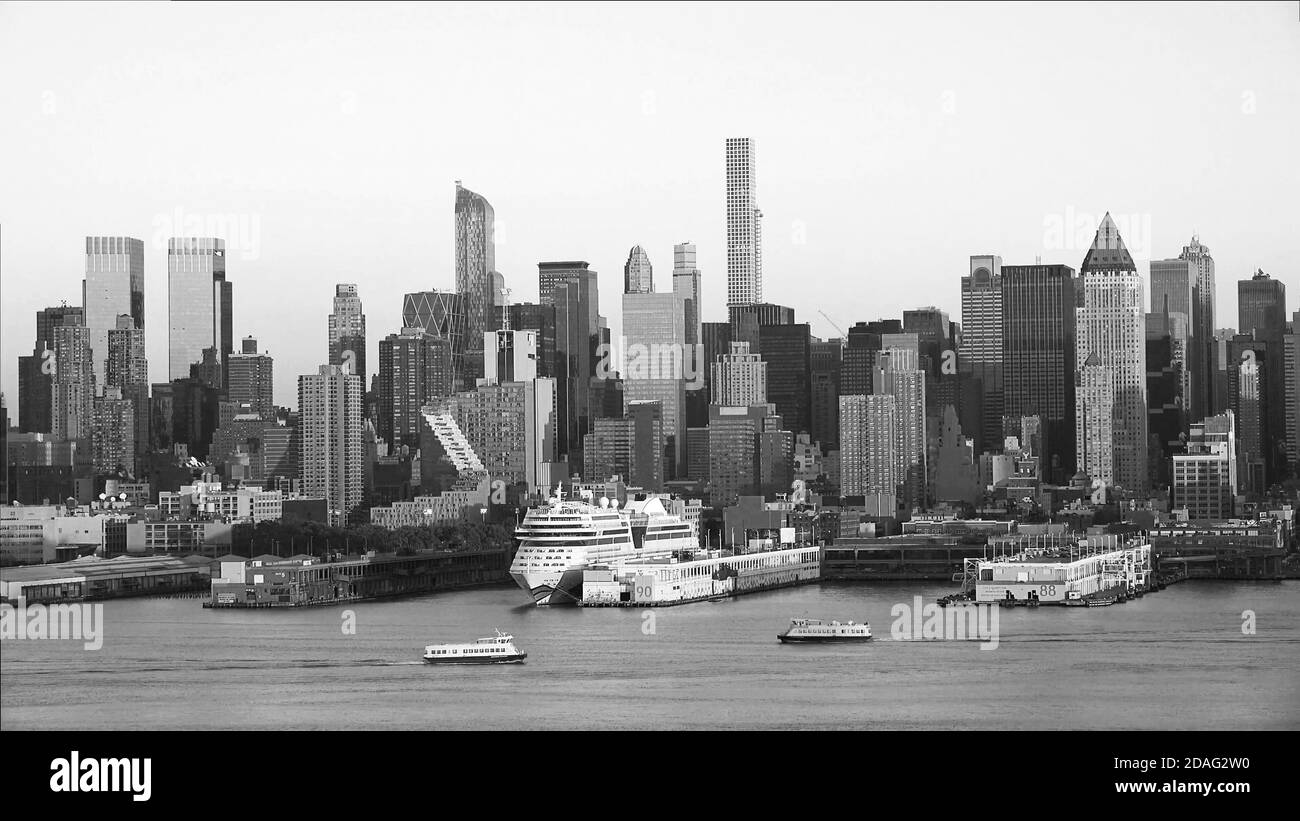 ships in East river with view of manhattan buildings New York City, black and white Stock Photo